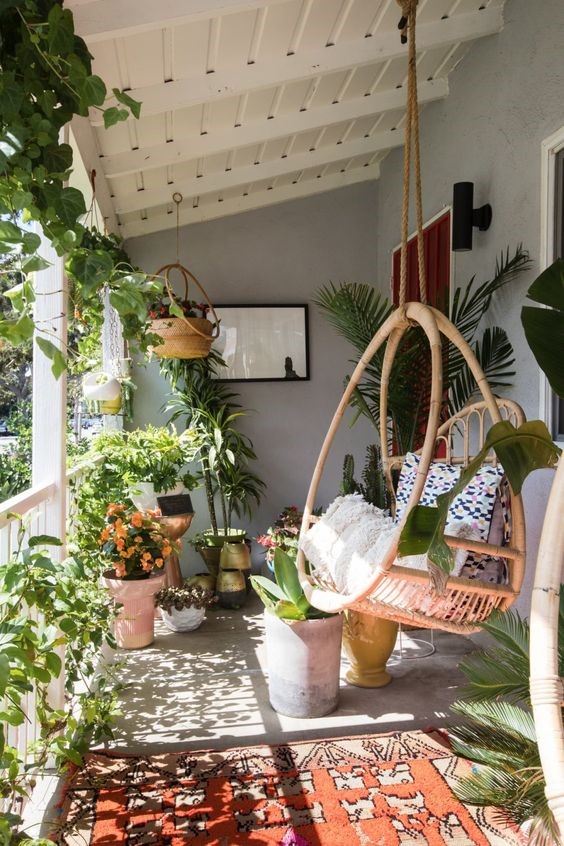 You don’t have to have a huge backyard to enjoy the pleasures of the great outdoors. These small balconies, patios, and other exterior living spaces show how to make the most out of a little. I #outdoorspaces #plantfilledhomes #balconies #plants #hangingchair