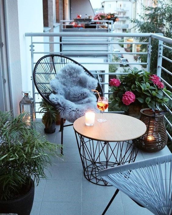 Acapulco Chair Ideas | The Best Decorated Small Outdoor Balconies on Pinterest | Small Patio Decor Ideas | Boho Apartment Patio Inspiration | Outdoor Furniture Inspiration