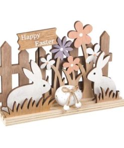 Decoratiune cu mesaj Paste Fericit, doi iepurasi din lemn in gradinita cu lalele de primavara inflorite, gard, iarba si ou decorativ, lungime 17.5 cm - Topi Toy