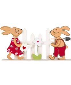 Figurina decor pentru masa de Paste, doi iepurasi in haine rosii de sarbatoare, ingrijind o floare din gradina imprejmuita cu gard, stativ din lemn, lungime 31.5 cm - Topi Toy