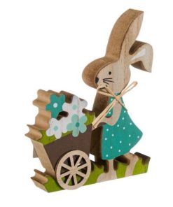 Figurina decor pentru masa de Paste, iepuras din lemn, imbracat in haina verde, cos cu floricele de primavara si iarba, pe stativ din lemn, inaltime 14.5 cm