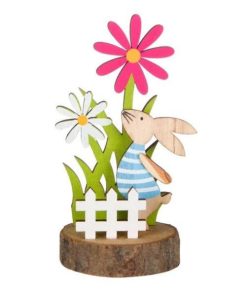 Figurina decor pentru masa de Paste, iepuras pe stativ din lemn, gard alb, iarba verde si flori multicolor de primavara, inaltime 13.5 cm