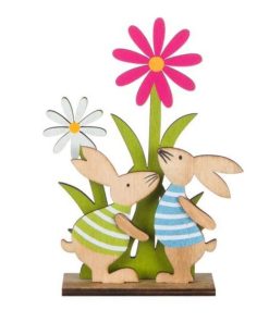 Figurina decor pentru masa de Paste, iepurasi, flori de primavara, iarba, pe stativ din lemn, inaltime 13.5 cm