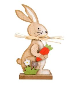 Figurina decor pentru masa de Paste, iepure din lemn, cu morcov, verdeata si flori de primavara, inaltime 18.5 cm