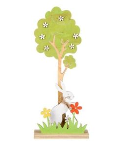 Figurina decor pentru masa de Paste, model cu iepuras, flori multicolor de primavara, iarba verde, pom inflorit, pe stativ din lemn, inaltime 30 cm